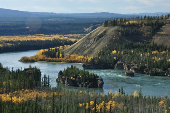 Curva e corredeiras do rio Yukon, na estrada entre Dawson e Whitehorse, no Yukon Territory, no Canadá